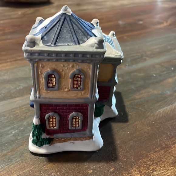 4”x4” Christmas village piece - Picture 3 of 8